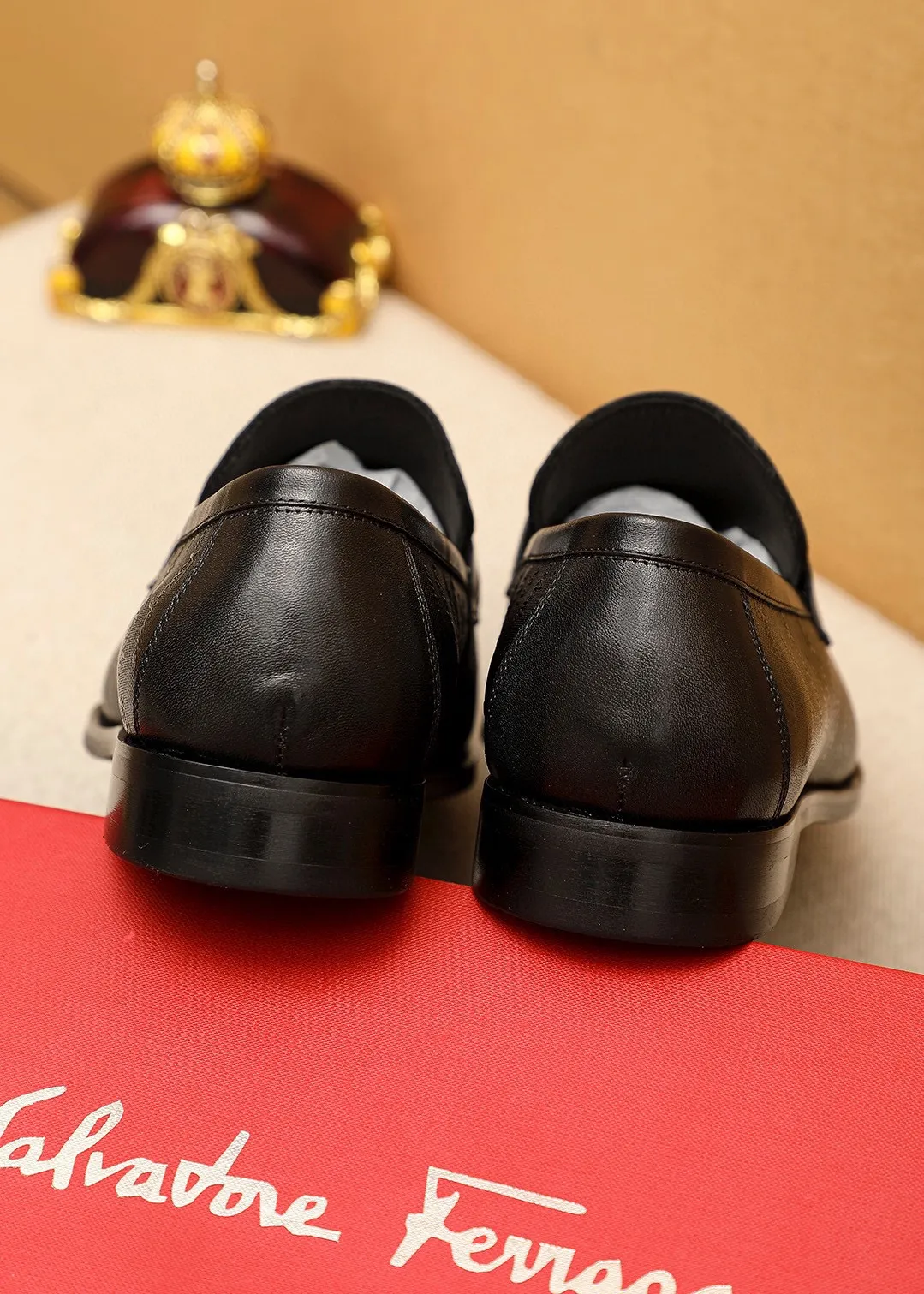Men's shoes 💰480 💐 Product trademark: Ferragamo "Ferragamo" casual leather shoes Regular size: 38-44 (45.46🉑️customized) Product materials: Selected imported first-layer cowhide embossed upper + luxury hardware buckle, imported water-dyed cowhide leather lining. Strong three-dimensional visual effect, original rubber outsole Color: 1⃣️color optional